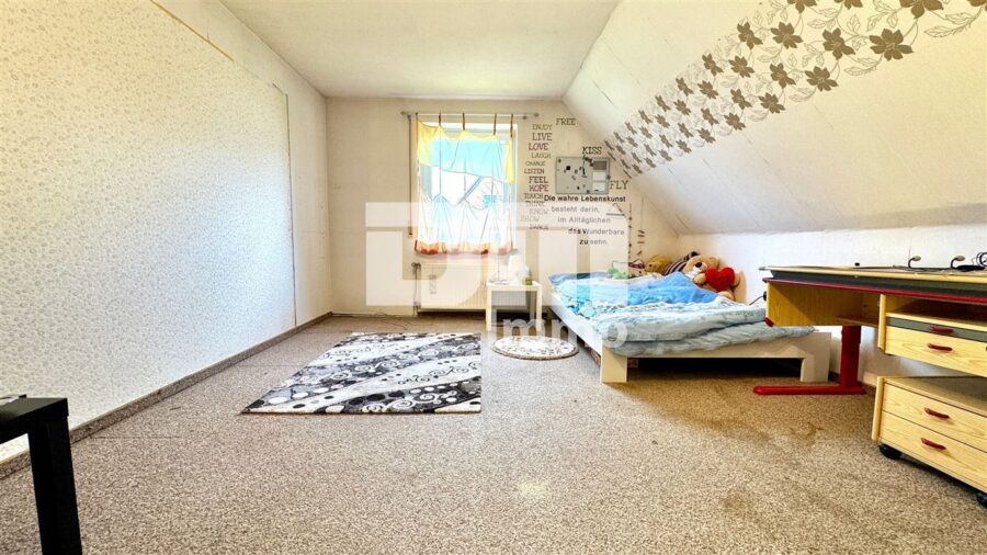 Schönes 1 - 2 Familienhaus mit riesigem Grundstück, Doppelgarage und umfangreichen Nutzflächen - OG / DG Kinderzimmer 2 WE2